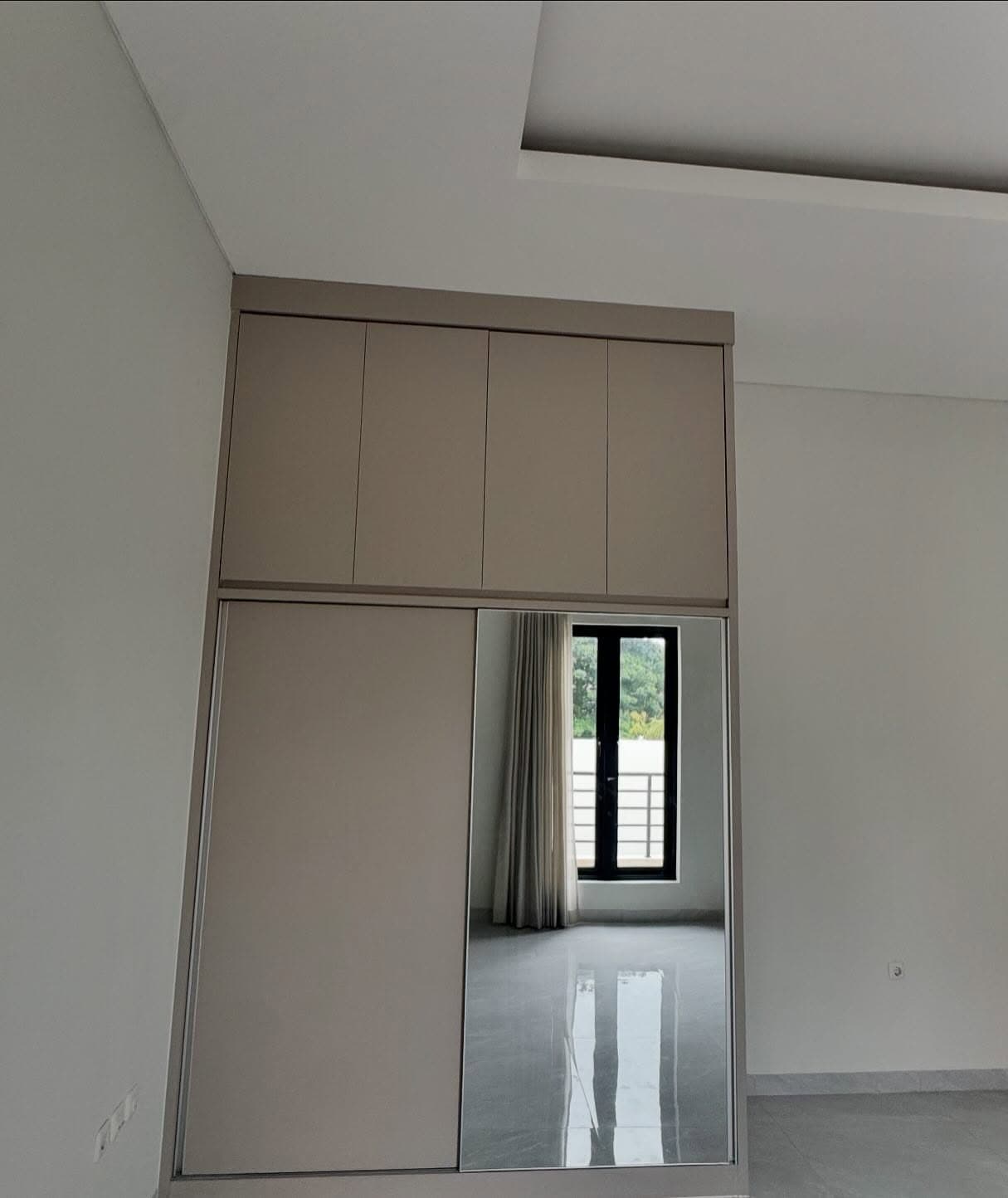 Sliding mirrored wardrobe in the finished bedroom